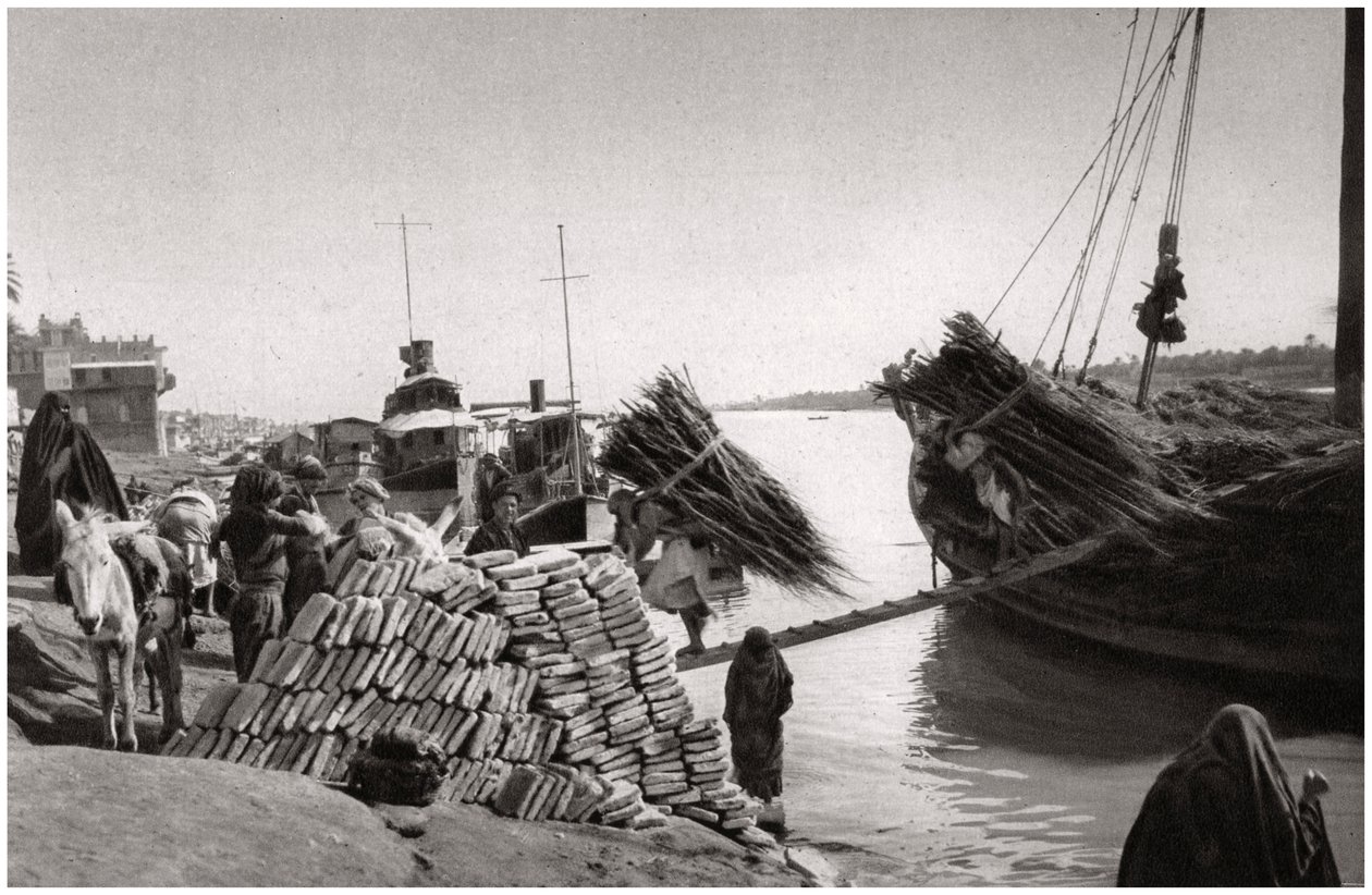 Rakomány kirakodása egy csónakból, Muhaila, Bagdad, Irak, 1925. alkotó: A. Kerim
