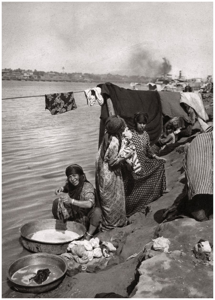 Mosók a Tigris partján, Bagdad, Irak, 1925 alkotó: A. Kerim