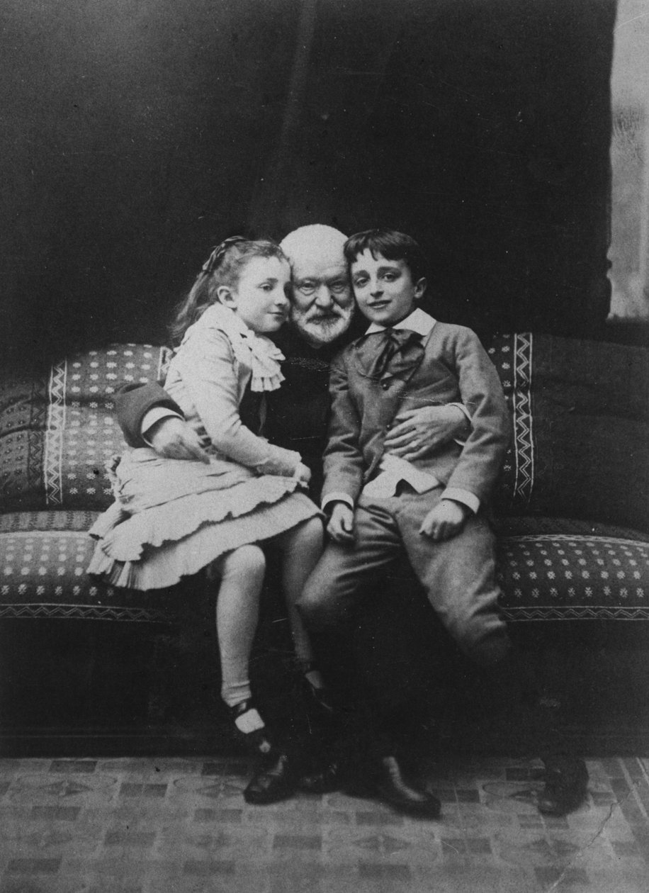 Victor Hugo (1802-85) és unokái, Georges és Jeanne, 1881 alkotó: A. Melandri