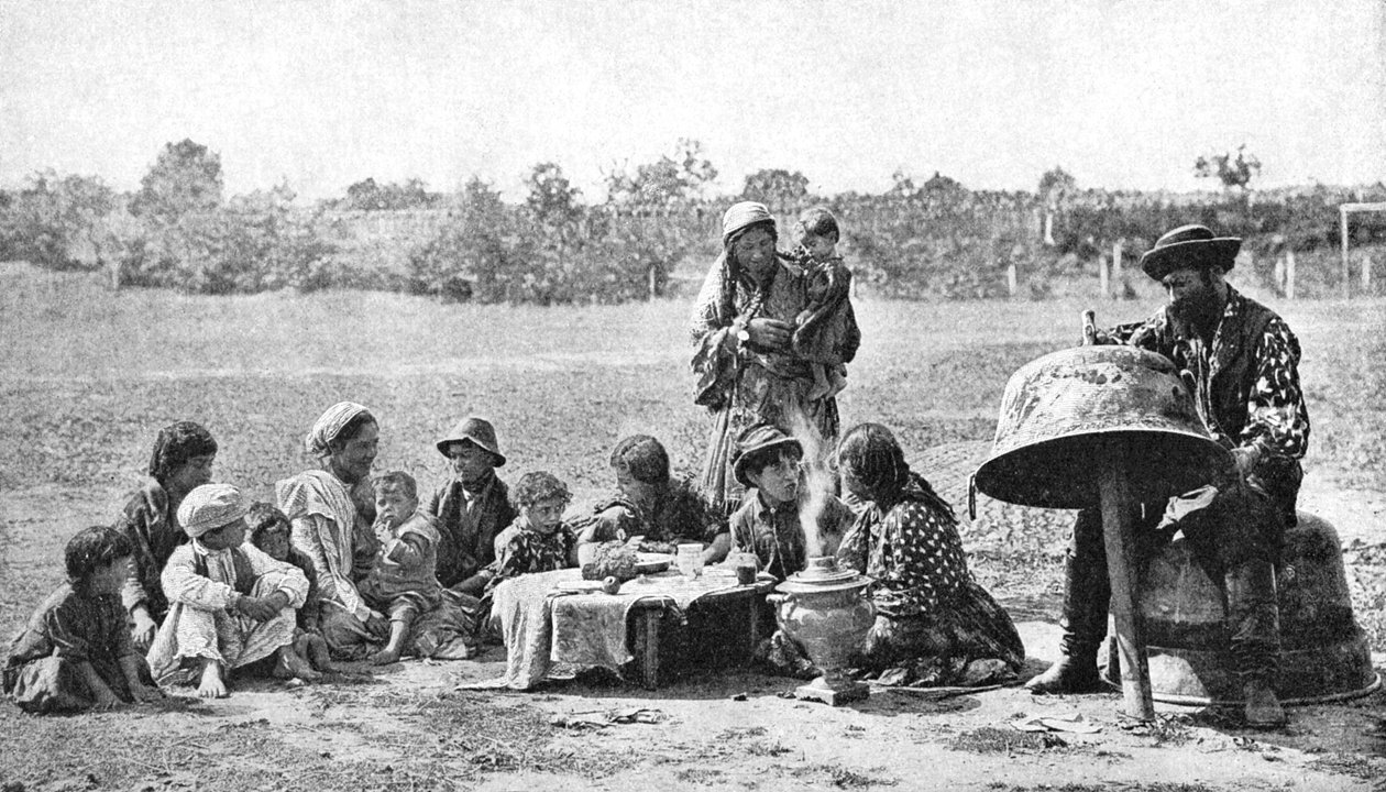 Családi bográcsot javító cigányok, Magyarország, 1922. alkotó: A. W. Cutler