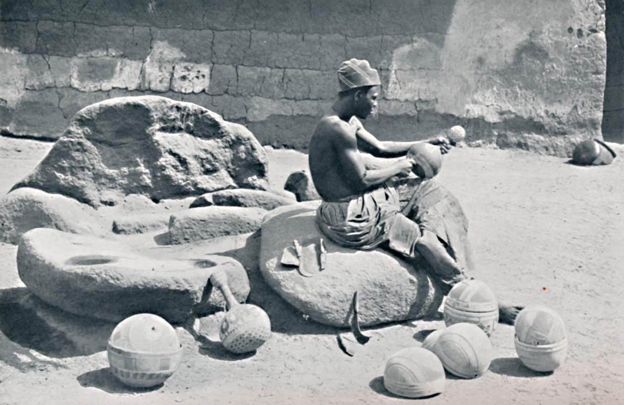 Egy joruba férfi agyagtálakat és vizesedényeket gravíroz, Lagos hátországa, Dél-Nigéria, 1912 alkotó: A. W. Gelston