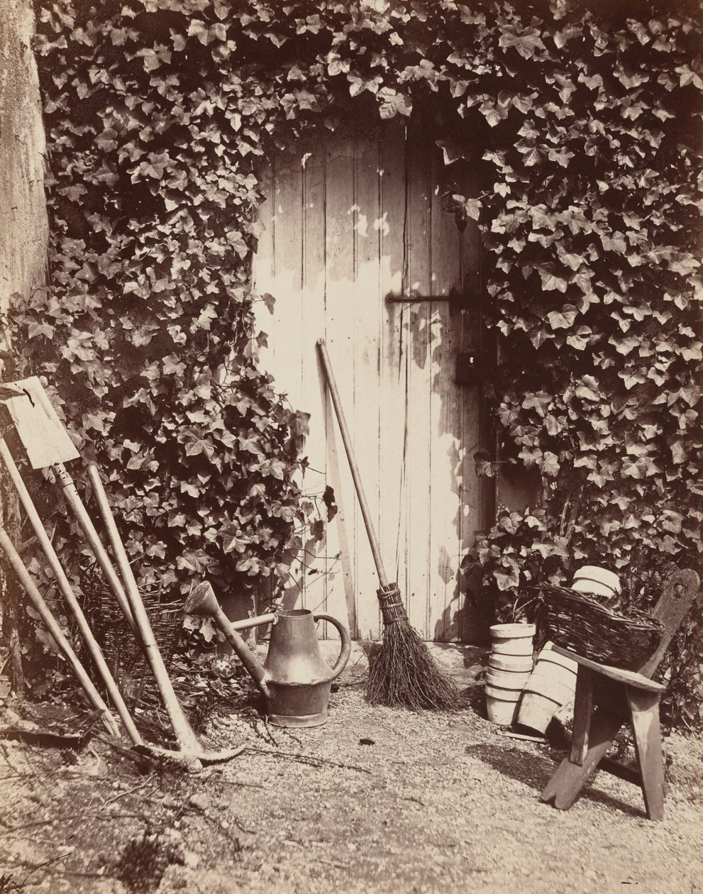 Porte de ferme de Marlotte (Kapu kerti eszközökkel),c. 1860 (fotó) alkotó: Abel Briquet