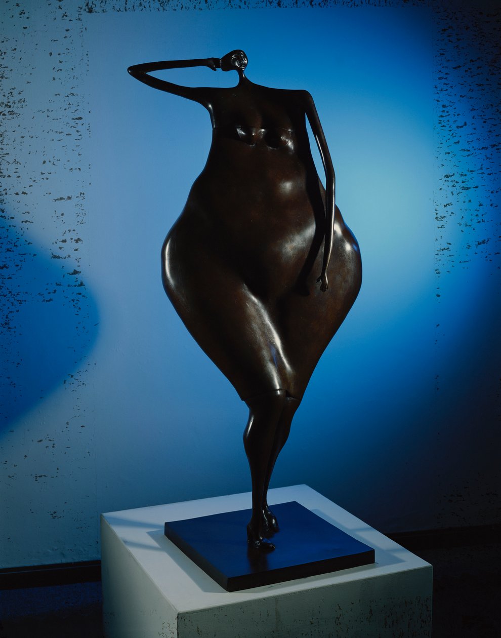 Pózban várva (bronz barna patinával) alkotó: Abigail Varela