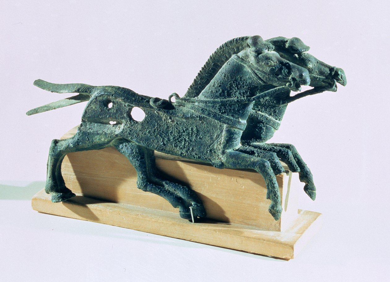 Ló formájú orcadarabok, amelyeket a Perszepolisz száz oszlopos csarnokának oszlopcsarnokában találtak hamuban, Kr. e. 500 körül (bronz). alkotó: Achaemenid