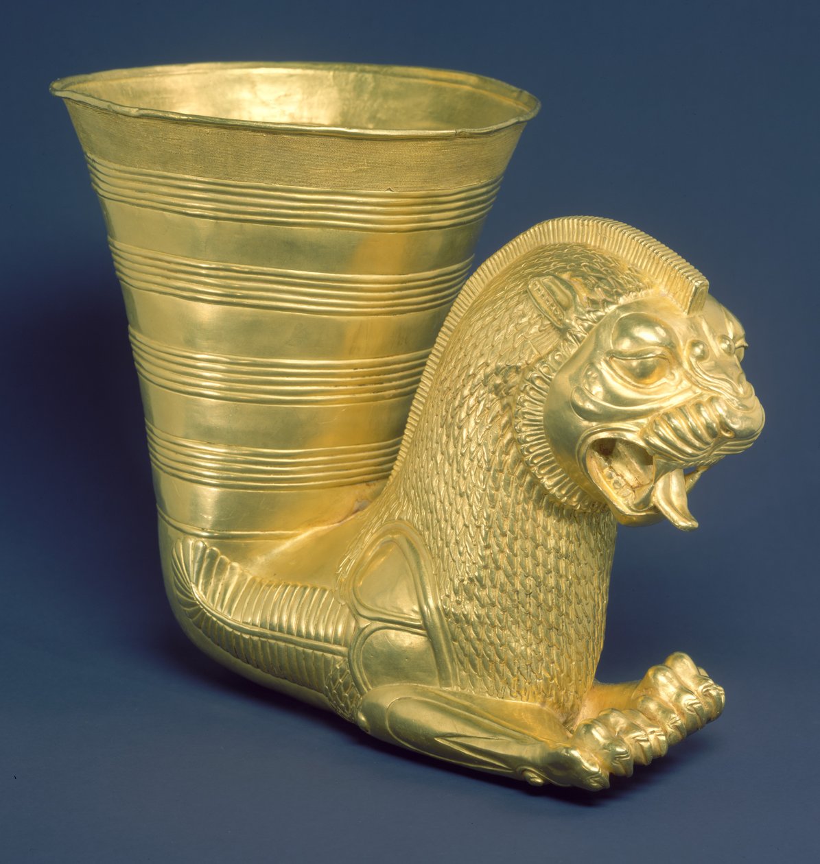 Egy fantasztikus leonin lény elülső részében végződő hajó, Kr.e. 5. század (arany) alkotó: Achaemenid