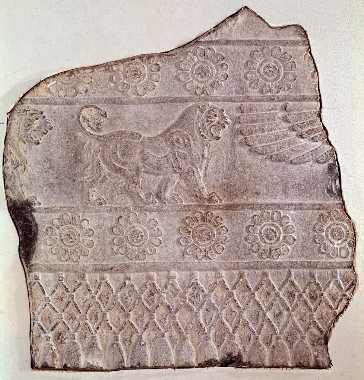 Alacsony dombormű töredéke, amely egy sétáló oroszlánt ábrázol. Persepolisból (Irán), Epoque Routenide, Kr. e. 460. Seattle, Művészeti Múzeum alkotó: Achaemenid