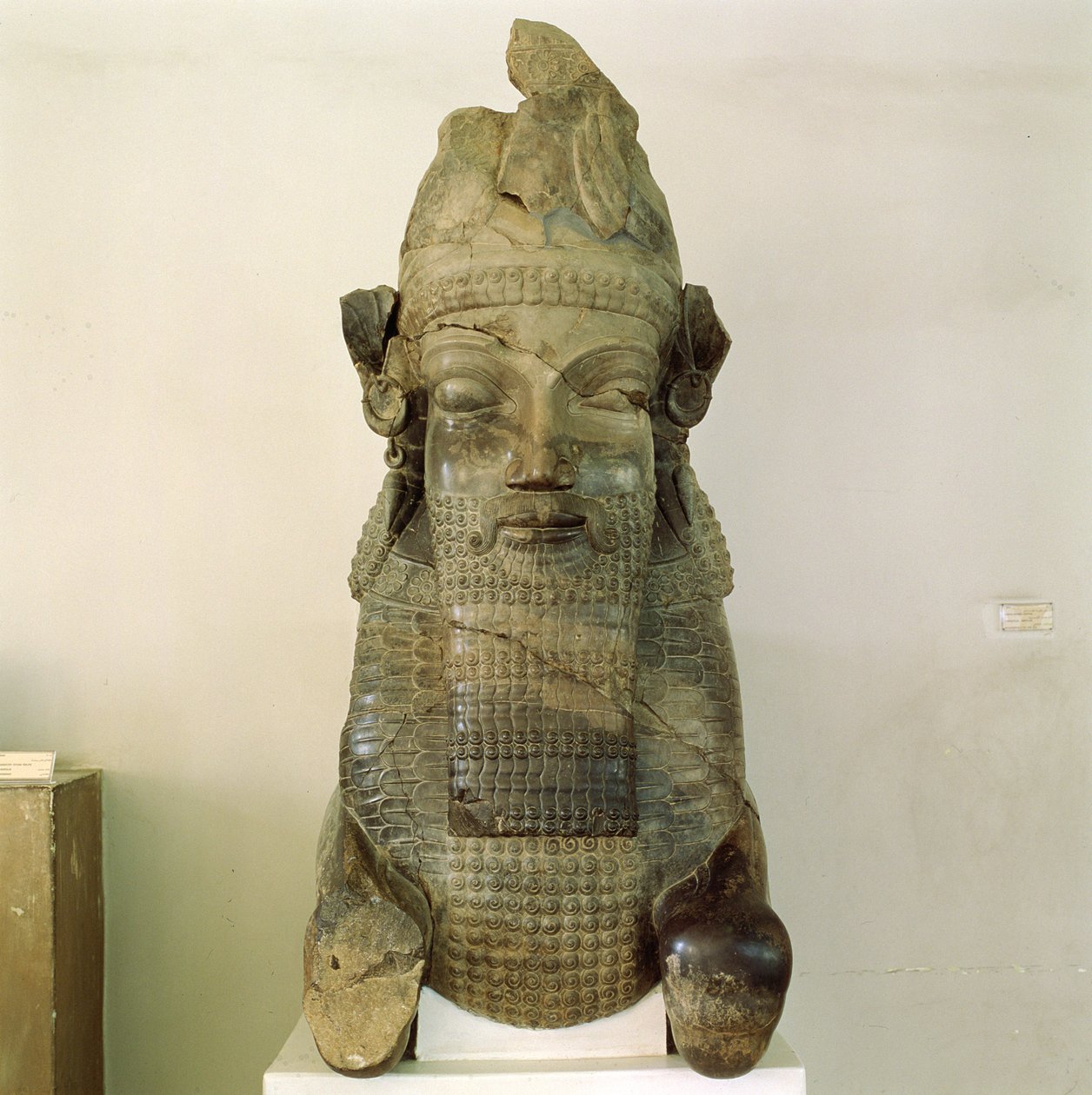 Emberfejű tőke, a Tripylonból, Perszepoliszból, Iránból, ie 500-480 alkotó: Achaemenid
