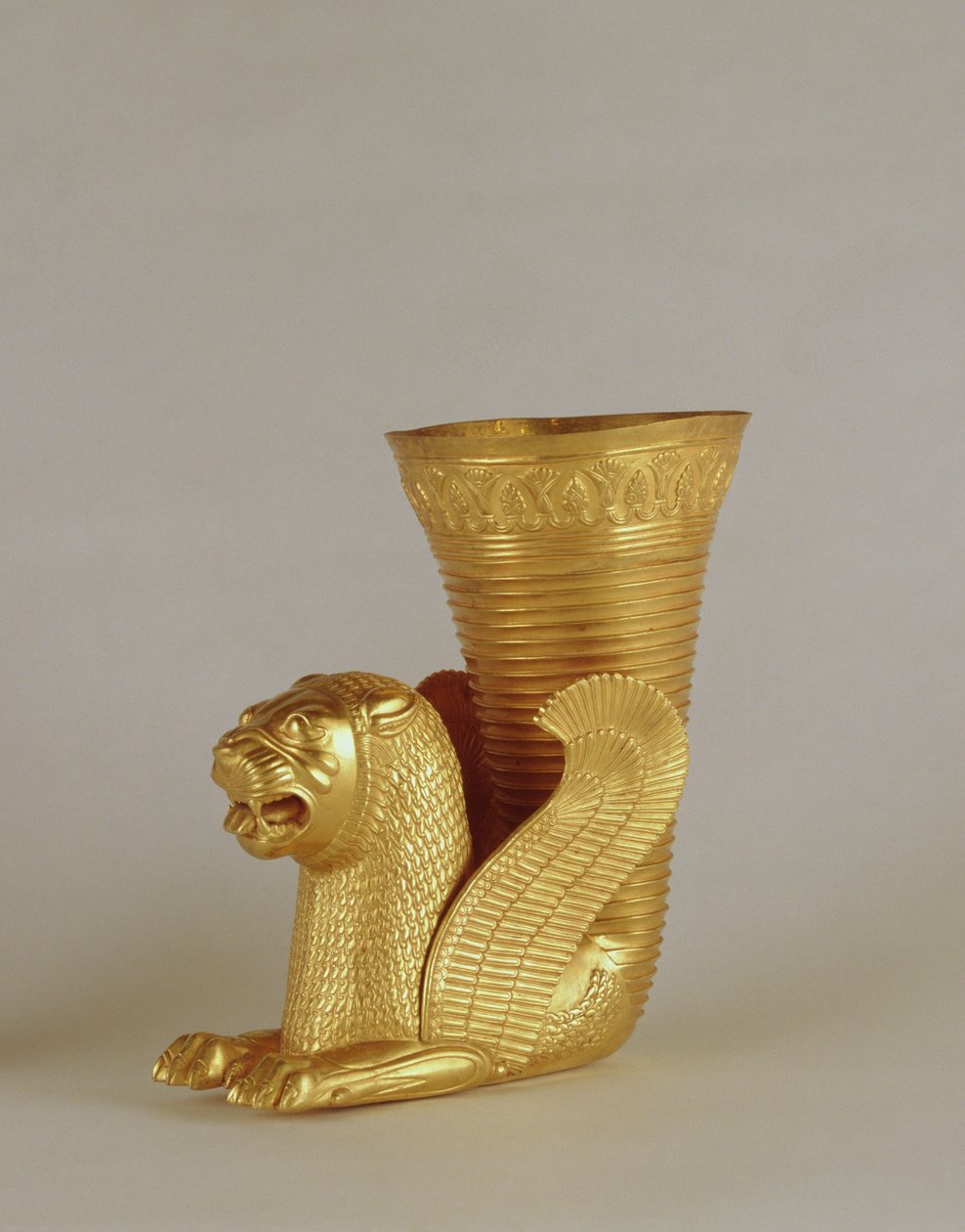 Rhyton ülő oroszlánszörny alakban, Hamadanból, Iránból (arany) alkotó: Achaemenid