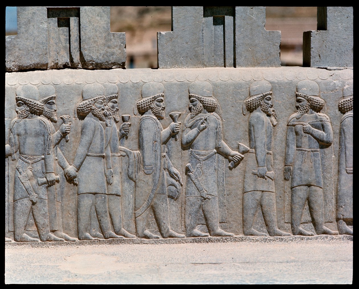 Kilátás az északi lépcsők domborműveire alkotó: Achaemenid