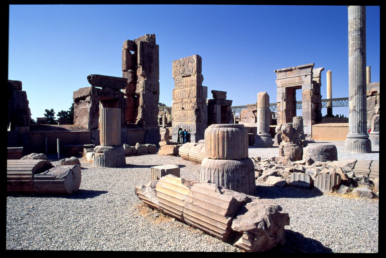 Kilátás a Százoszlopos terem nyugati bejáratára alkotó: Achaemenid