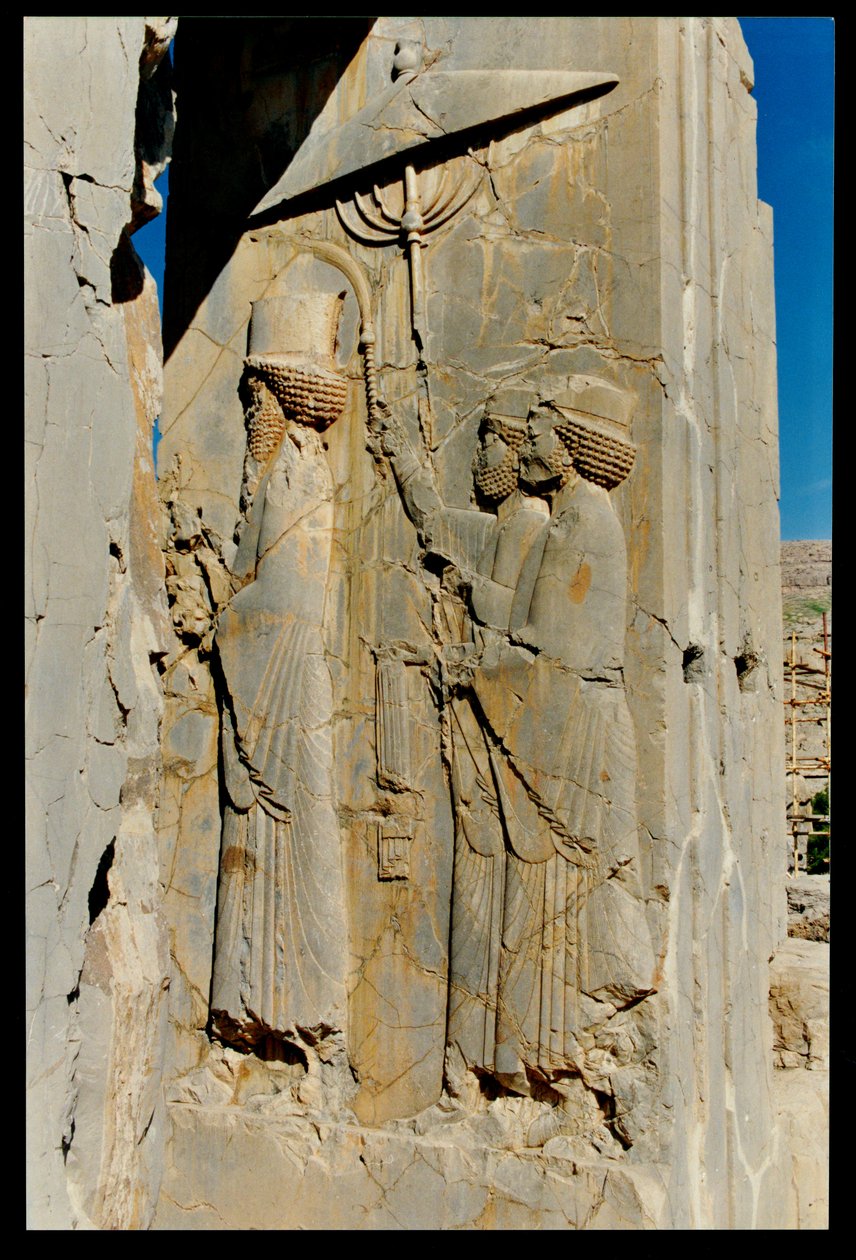 Xerxész (i. e. 519-465) és kísérői belépnek a palotába vagy elhagyják a palotát, megkönnyebbülés a hadisből (Xerxész magánpalota), ie 480-70 körül alkotó: Achaemenid
