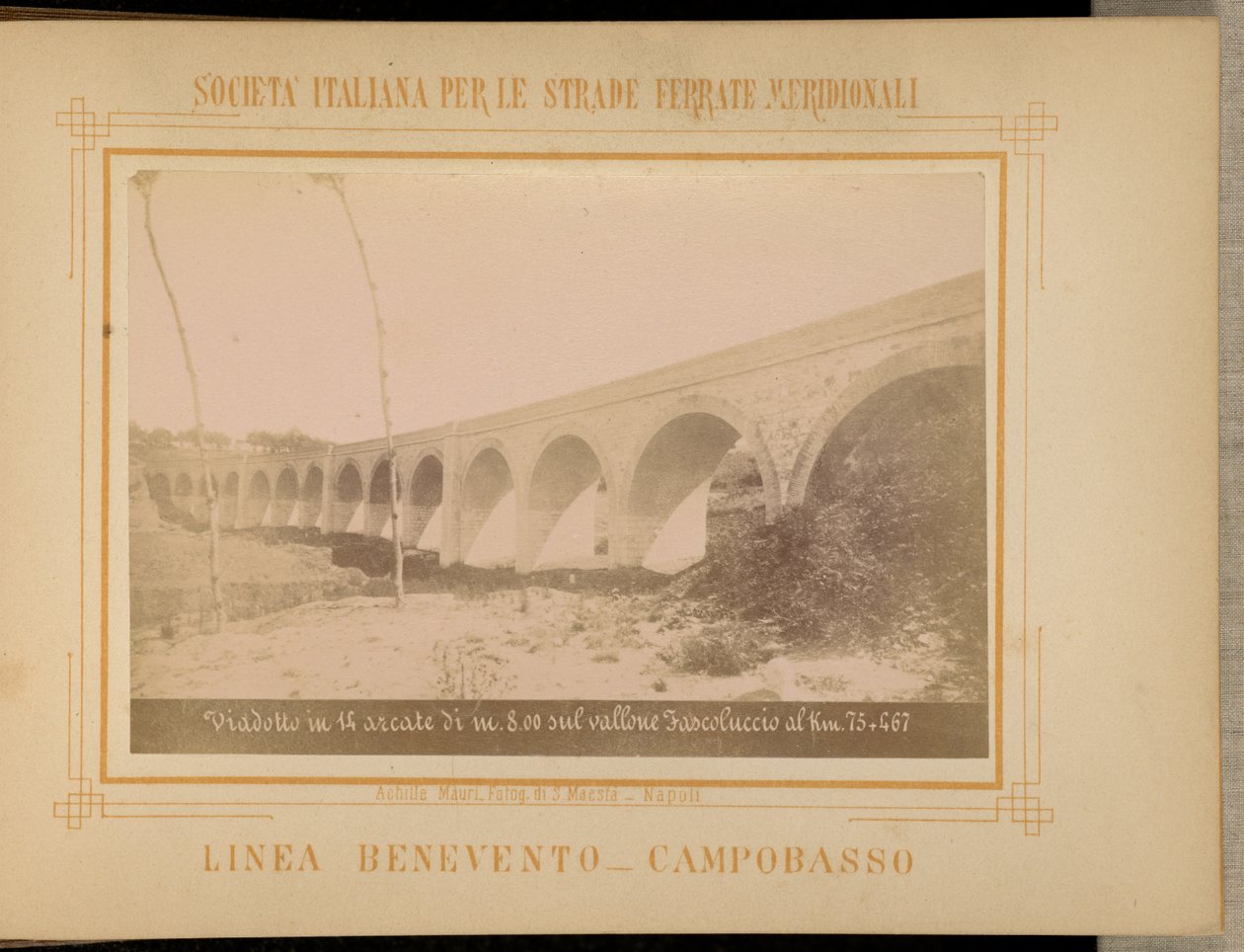 14 ívből álló, 8,00 méteres viadukt a Fascoluccio szurdok felett a 75+467. kilométernél. alkotó: Achille Mauri