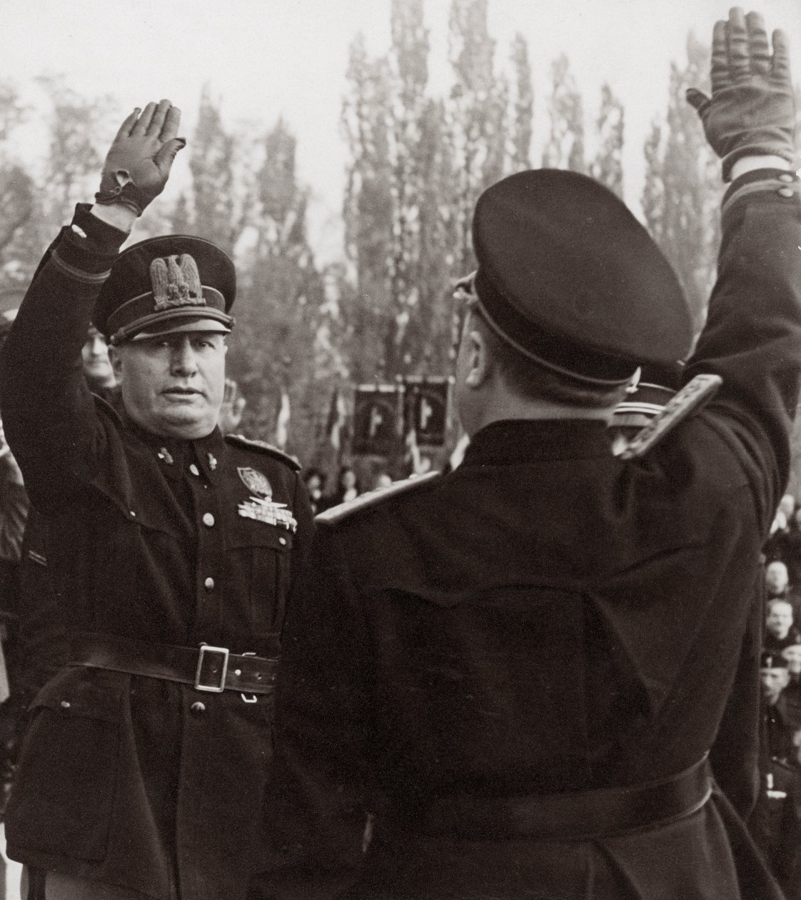 Benito Mussolini egy fasiszta tisztviselőt tisztelget (f/w fotó) alkotó: Achille Villani