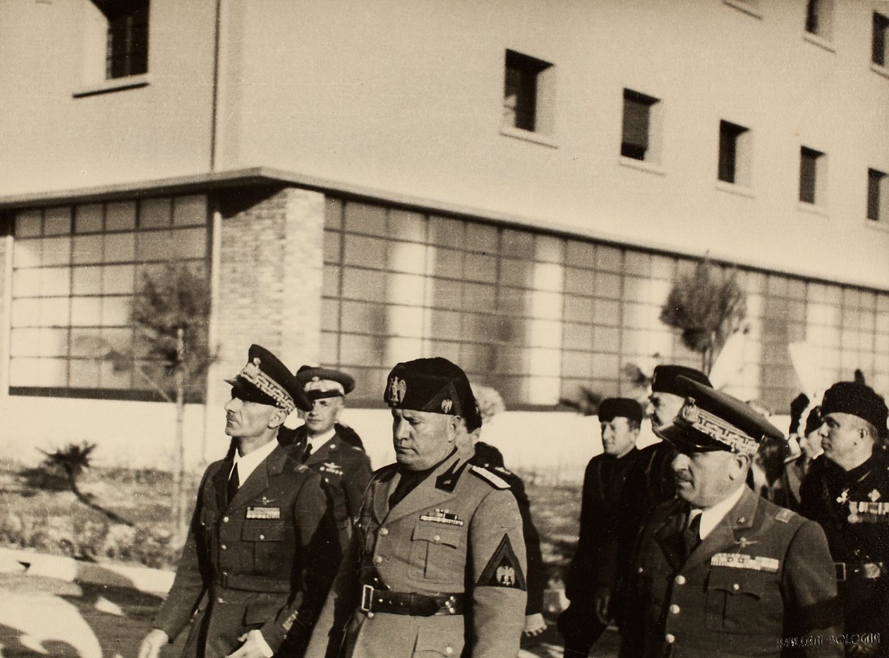 A Mauro Toschi fu Ulisse cég által épített "Fausto Pesci" királyi repülőtér épületeinek felavatása Bolognában Benito Mussolini herceg jelenlétében, 1936.10.24. (f/w fotó) alkotó: Achille Villani