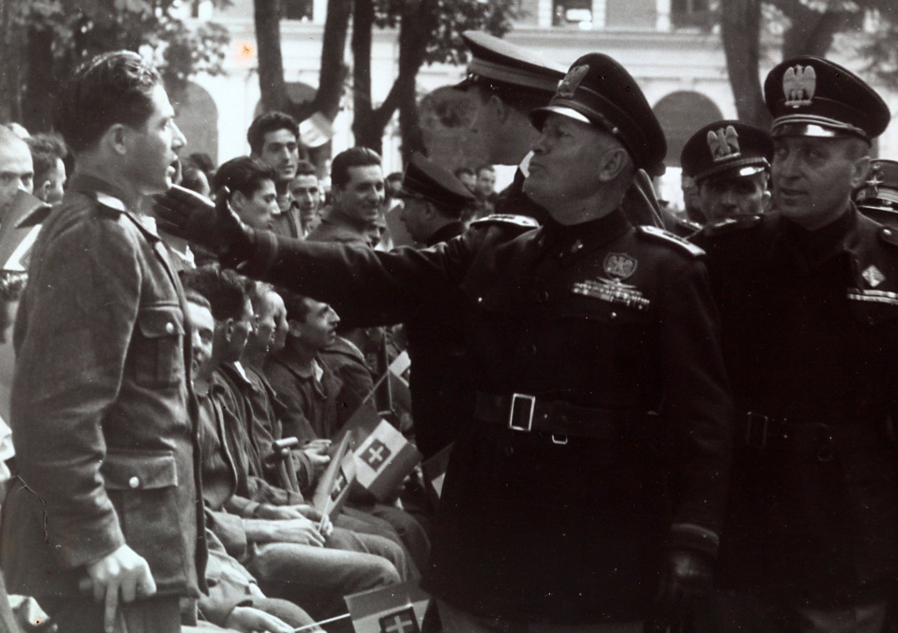 Mussolini egy katonának tiszteleg (f/w fotó) alkotó: Achille Villani