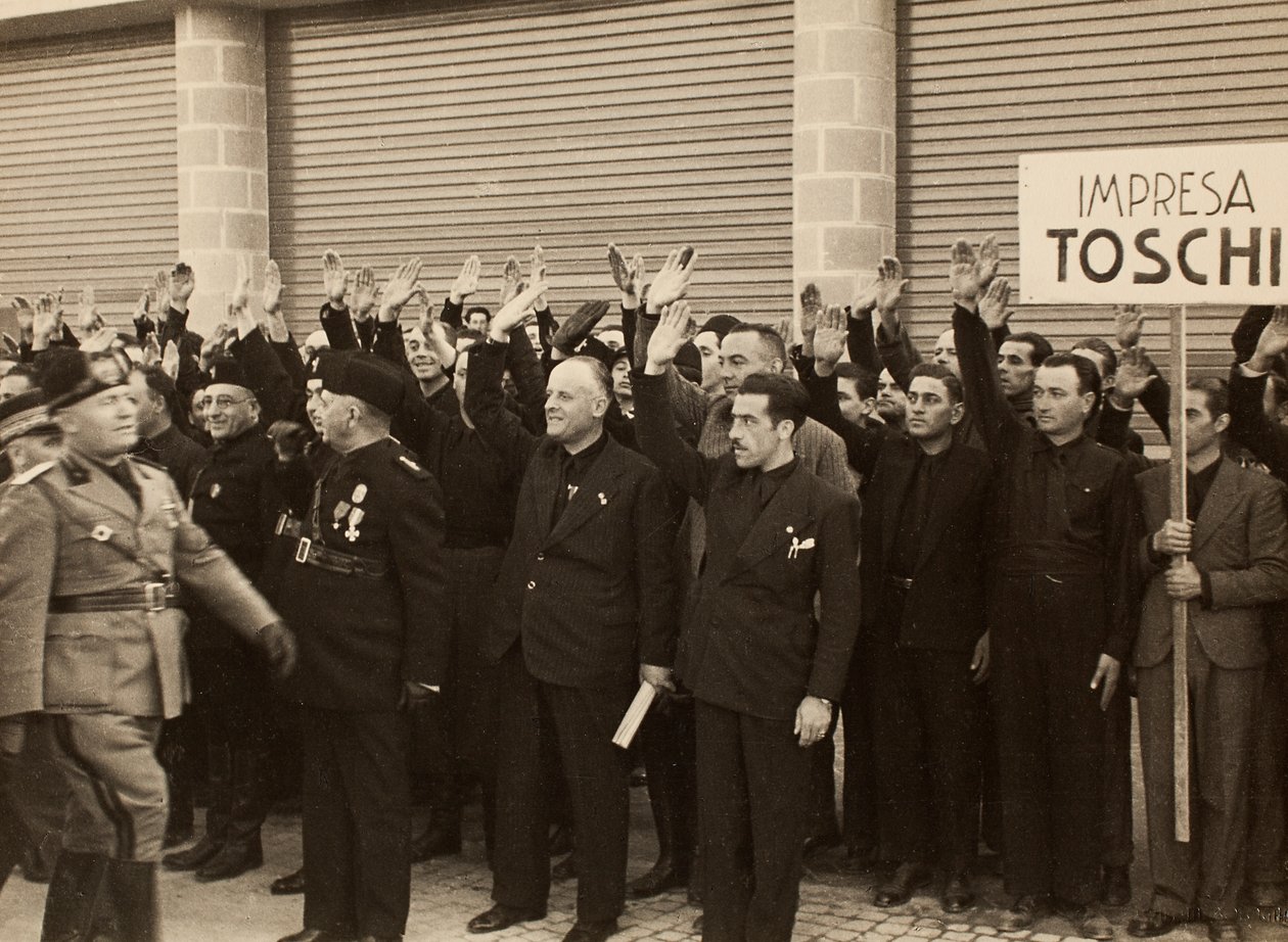 A Mauro Toschi fu Ulisse cég építőmunkásai köszöntik Benito Mussolini herceget a "Fausto Fish" királyi repülőtér épületeinek felavatásakor Bolognában, 1936.10.24. (f/w fotó) alkotó: Achille Villani