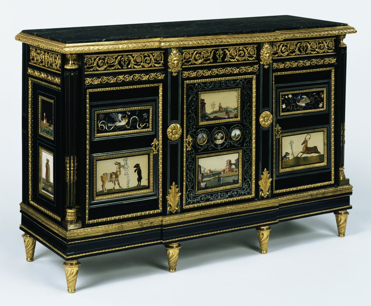 A 17. század végi pietra dura táblákkal szerelt szekrénypár egyike, 1785 körül (tölgy, fenyő és bükk ében és mahagóni borítással) alkotó: Adam Weisweiler