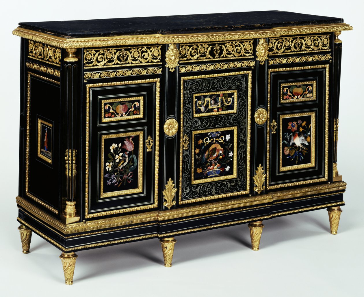 A 17. század végi pietra dura táblákkal szerelt szekrénypár egyike, 1810 körül (tölgy, fenyő és bükk ében és mahagóni borítással) alkotó: Adam Weisweiler