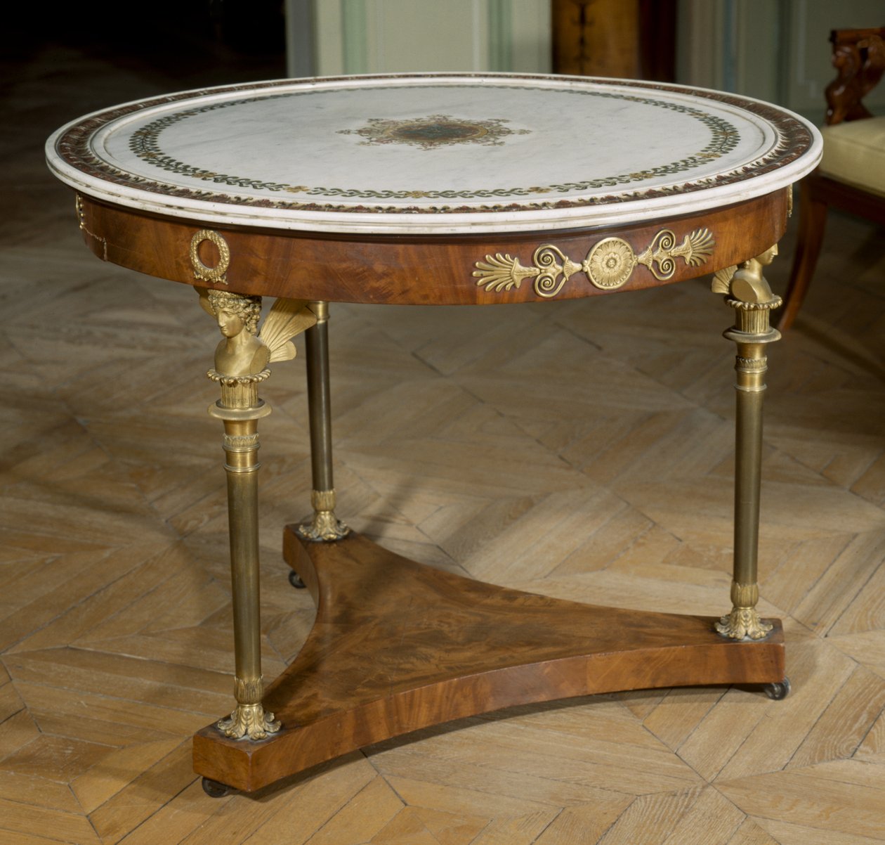 Az Art France Gueridon márvány tetejét 1800-1804 körül festették alkotó: Adam (attr. to) Weisweiler