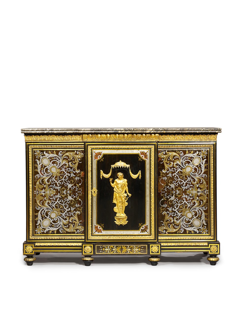 Lajos XVI. Lajos oldalsó szekrénye, a Marchand-Mercier Claude-Francois Julliot megbízásából, XIV. Lajos intarzia panelekkel, 1775-1800 körül (ormoluba szerelt, sárgaréz és ón kirakású ébenfa és teknősbéka alkotó: Adam (attr. to) Weisweiler