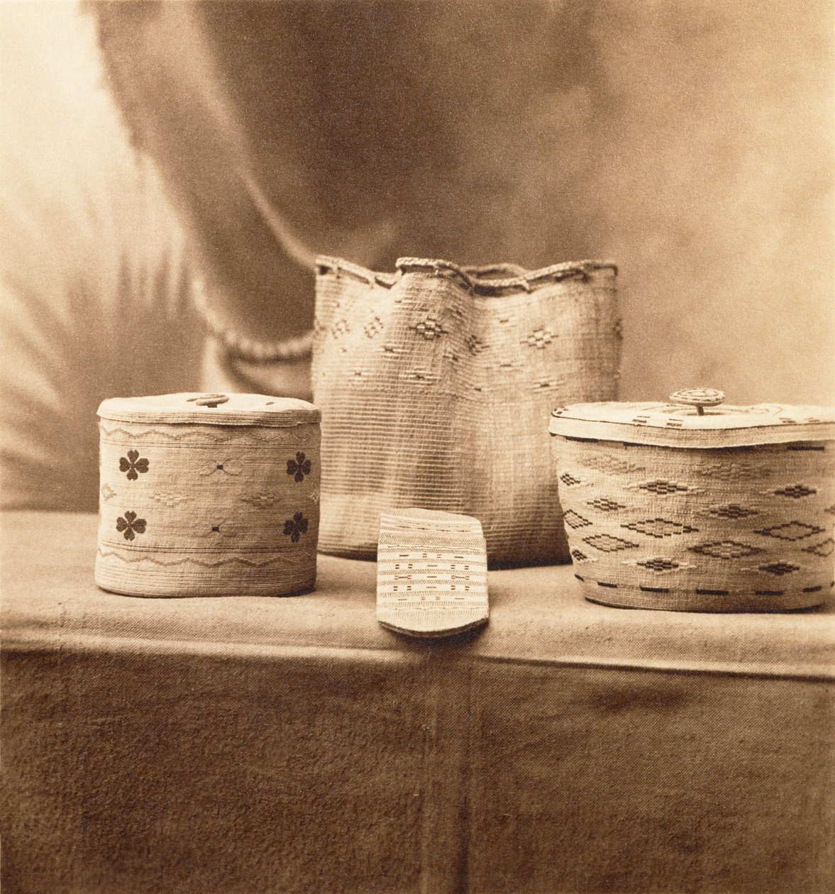 Native American Baskets, A.C. Vroman, 1898 körül (platina nyomat) alkotó: Adam Clark Vroman