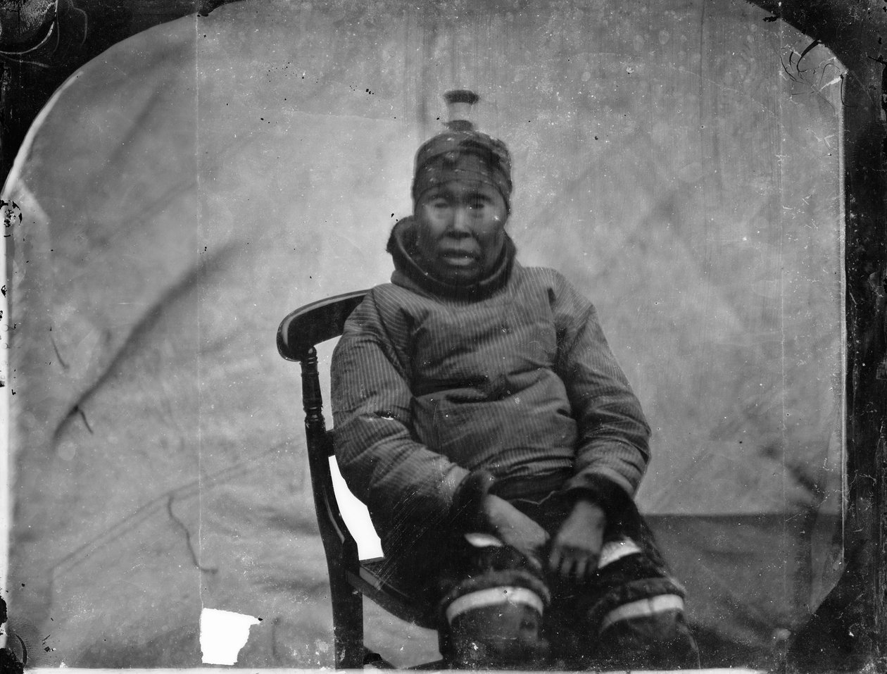 Idős inuk nő ül egy székben alkotó: Admiral Edward Augustus Inglefield
