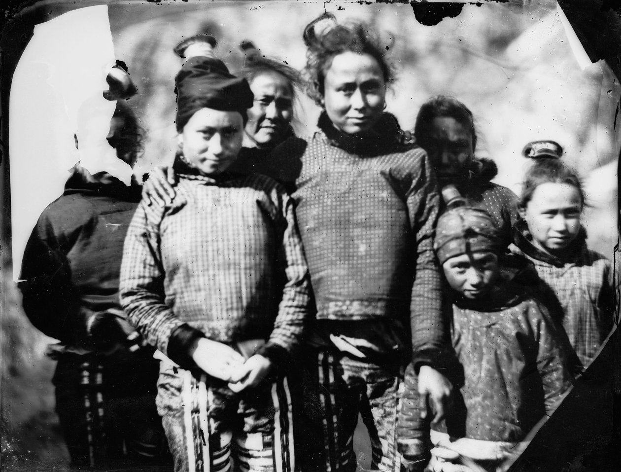 Inuit lányok és nők csoportképe alkotó: Admiral Edward Augustus Inglefield
