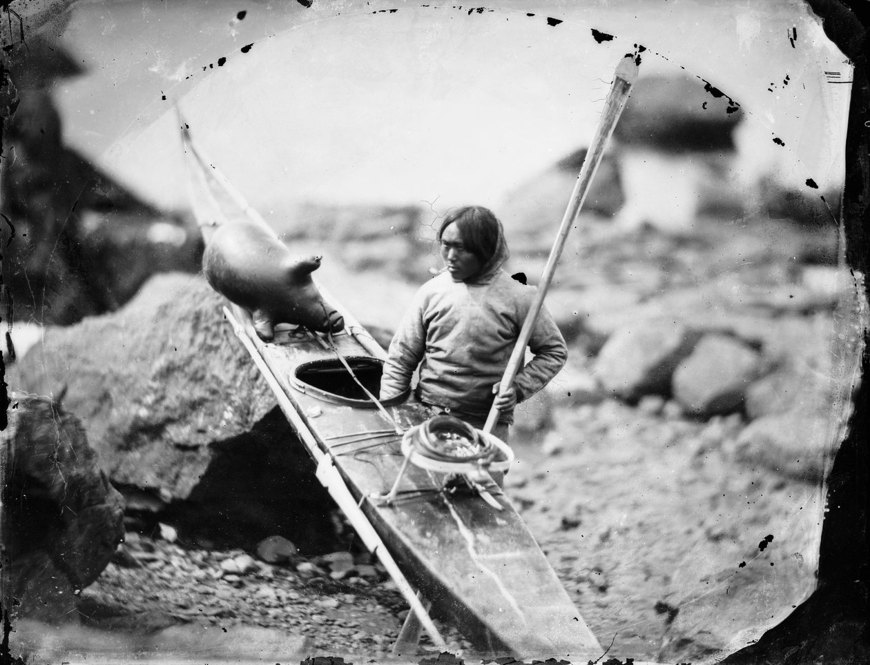 Inuit férfi kajakkal alkotó: Admiral Edward Augustus Inglefield