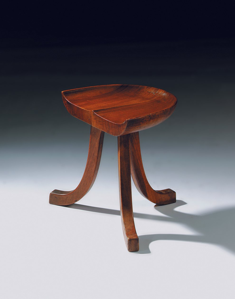 Háromlábú zsámoly, 1903 körül (cseresznyefa) alkotó: Adolf Loos