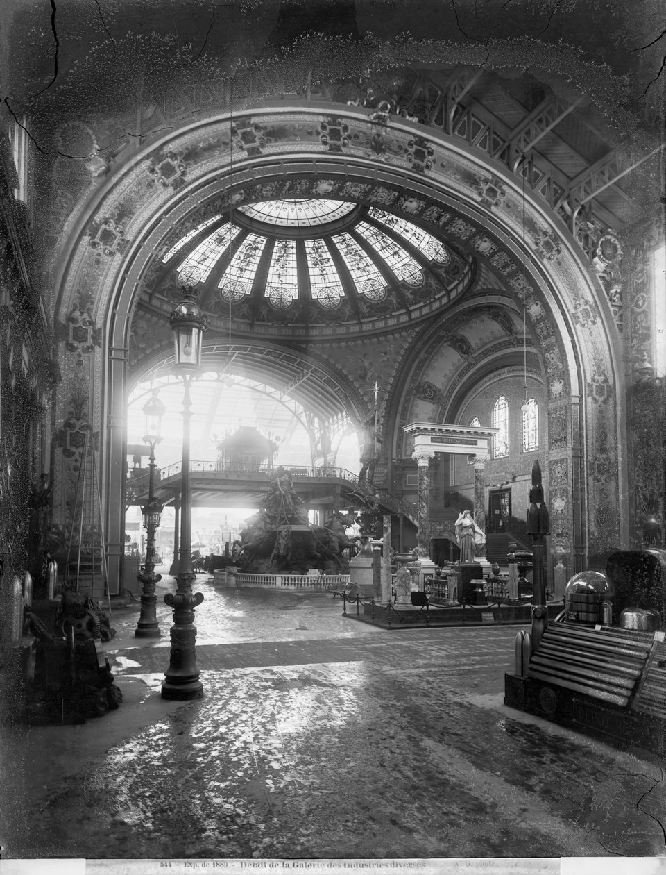 Részlet a Különböző iparágak galériájából, Párizsi Világkiállítás, 1889, lásd még 217902 fekete-fehér fotó. alkotó: Adolphe Giraudon