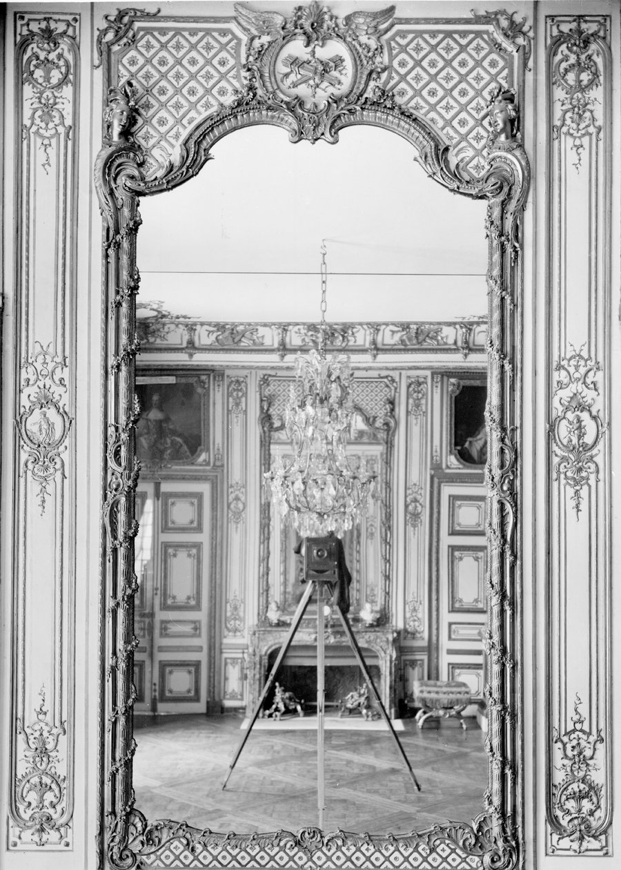 Fénykép egy tükörről a Chateau de Versailles-ban Giraudon fényképezőgépének tükörképével, 1890 körül alkotó: Adolphe Giraudon