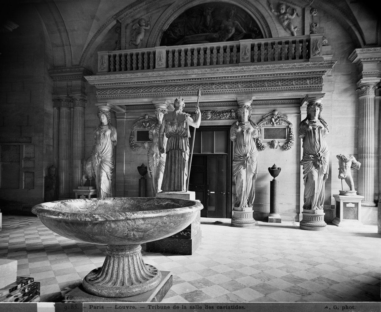 A Kariatidák tribünjének látképe a Louvre Múzeumban, 1897 (lásd még 279791-27979795) alkotó: Adolphe Giraudon