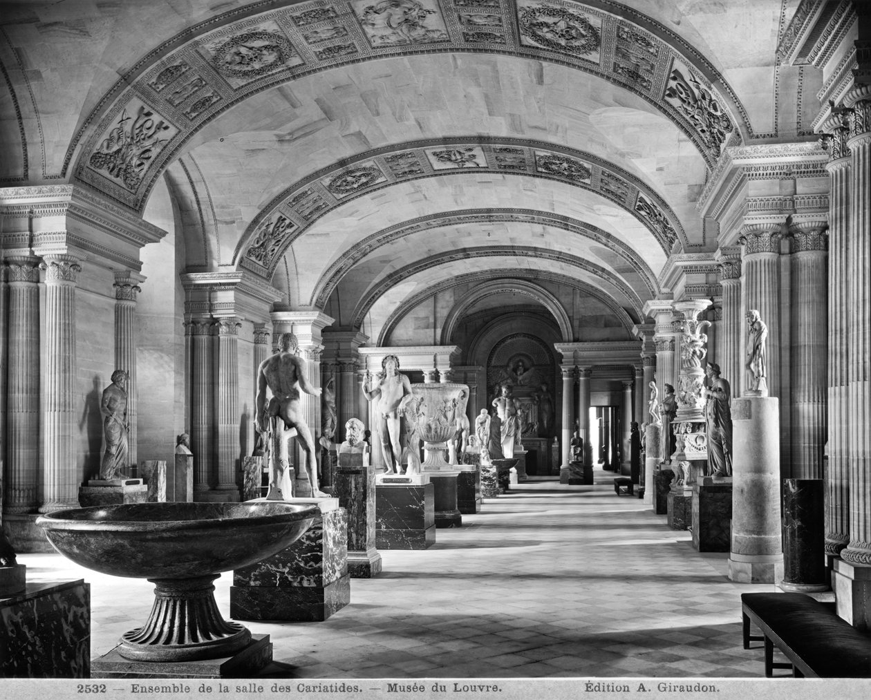 Kilátás a Caryatidák szobájára a Louvre Múzeumban, 1900-2004 körül alkotó: Adolphe Giraudon