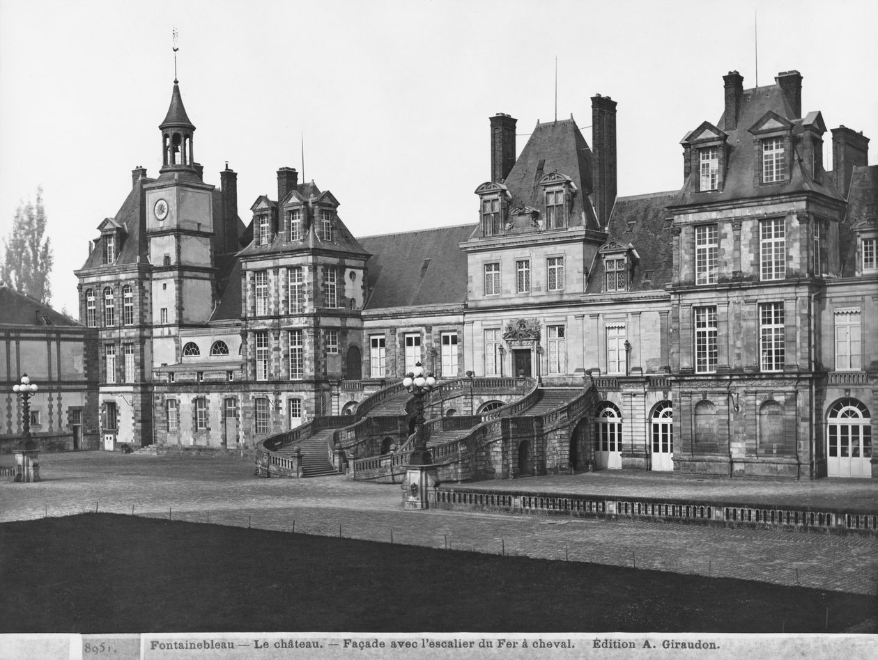 Kilátás a Cour du Cheval Blanc-ra a patkó alakú lépcsővel, 1900 körül (lásd még: 780623 és 780624) alkotó: Adolphe Giraudon