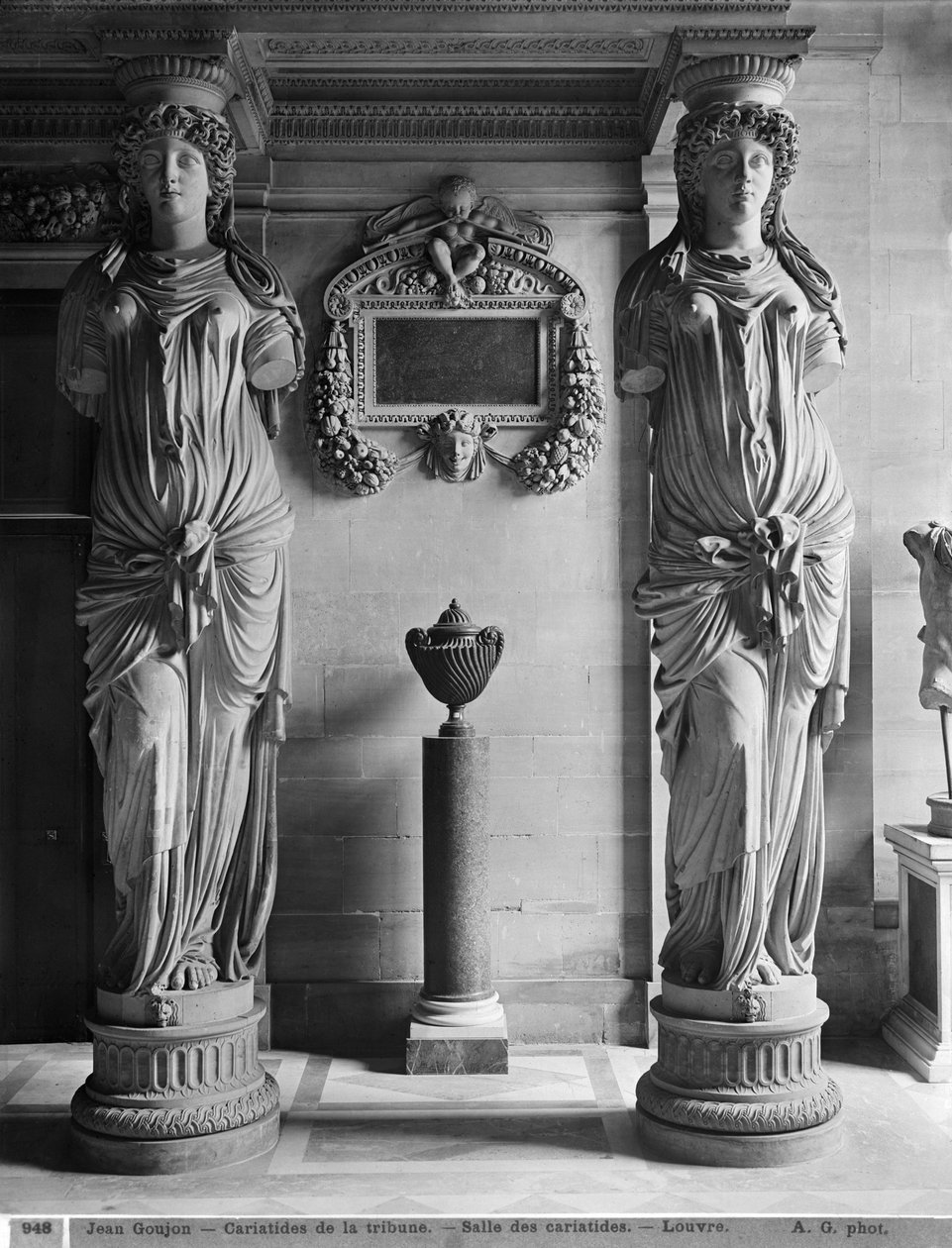 Két kariatida képe a Caryatids