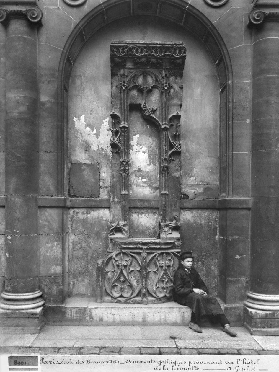 Fiatal fiú, aki az Ecole Nationale des Beaux-Arts épületén kívül ül, Párizs, 1890-1900 alkotó: Adolphe Giraudon