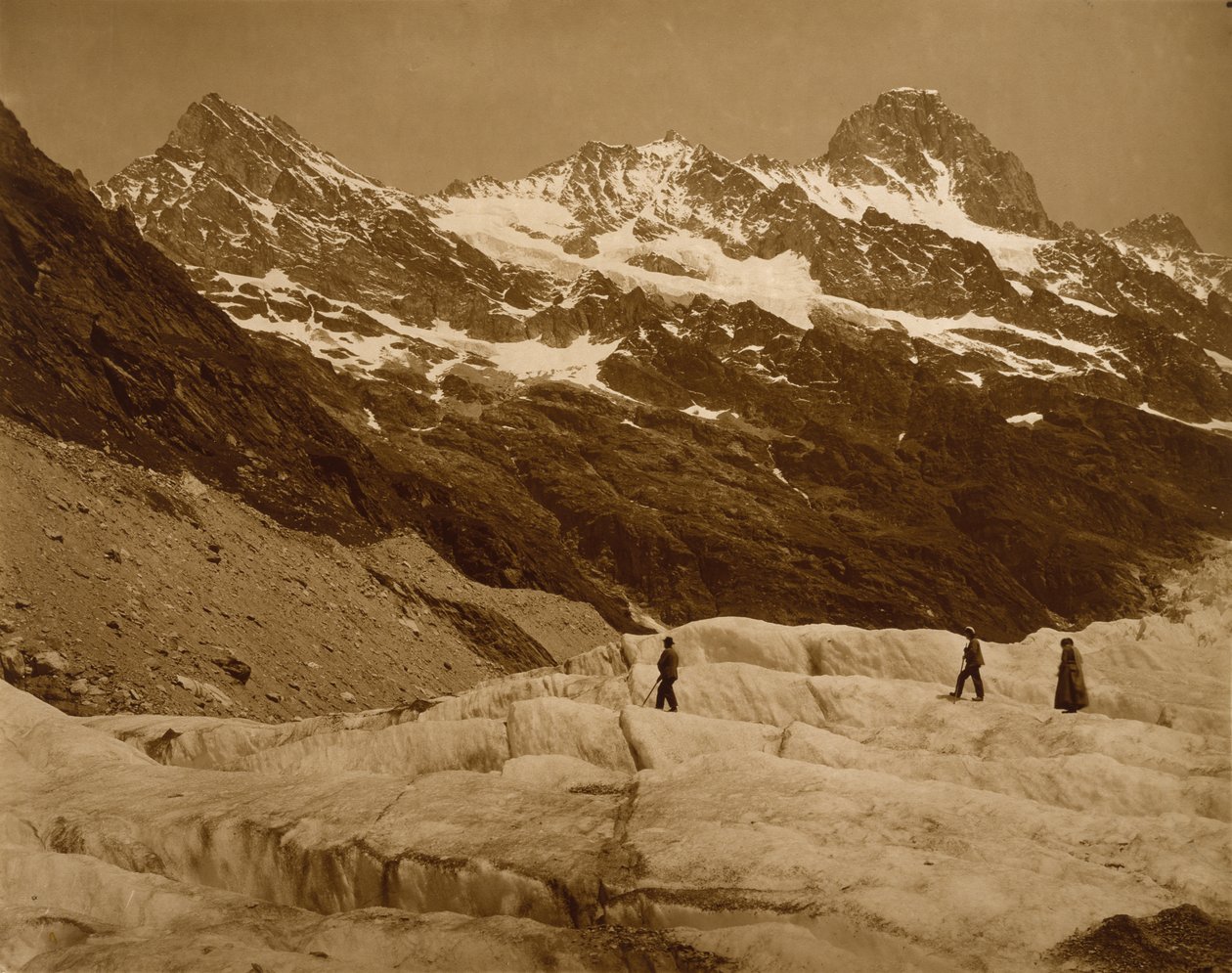 Alpesi táj, három túrázó a gleccseren, 1860-as évek (szénnyomat) alkotó: Adolphe Braun