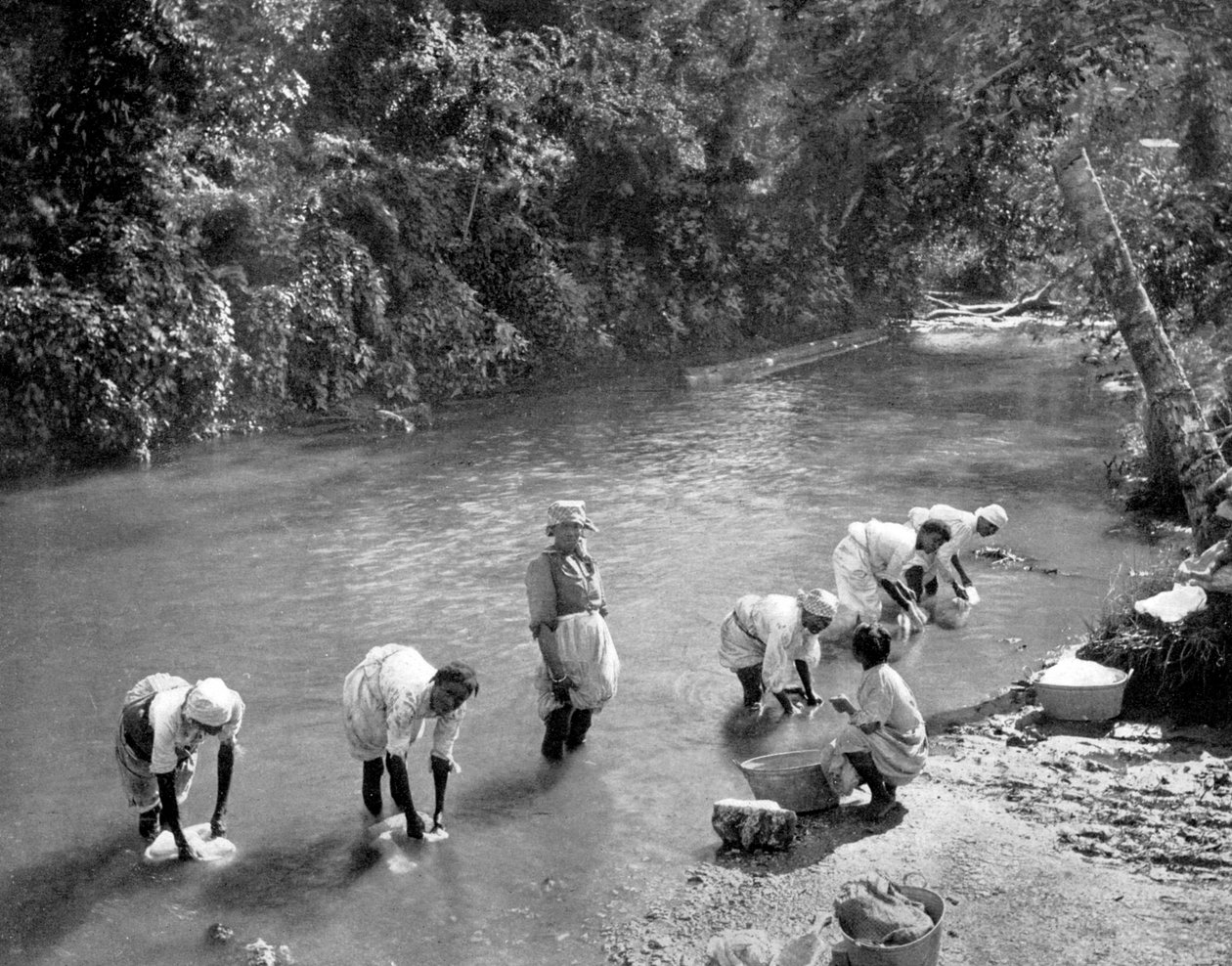 Ruhamosó nők a folyóban, Port Antonio, Jamaica, 1905 alkotó: Adolphe Duperly and Son