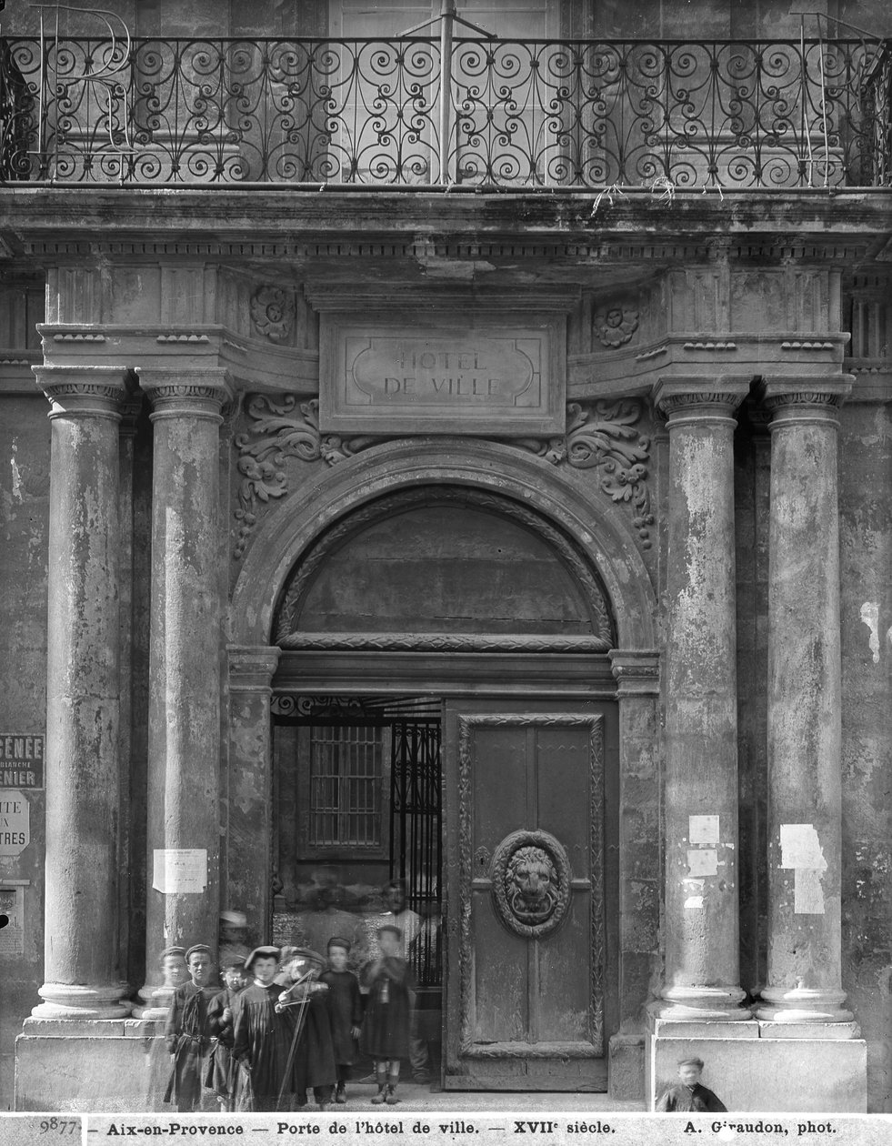 Iskolás fiúk csoportja elhagyja a Hotel de Ville-t, 1890-99 körül alkotó: Adolphe Giraudon