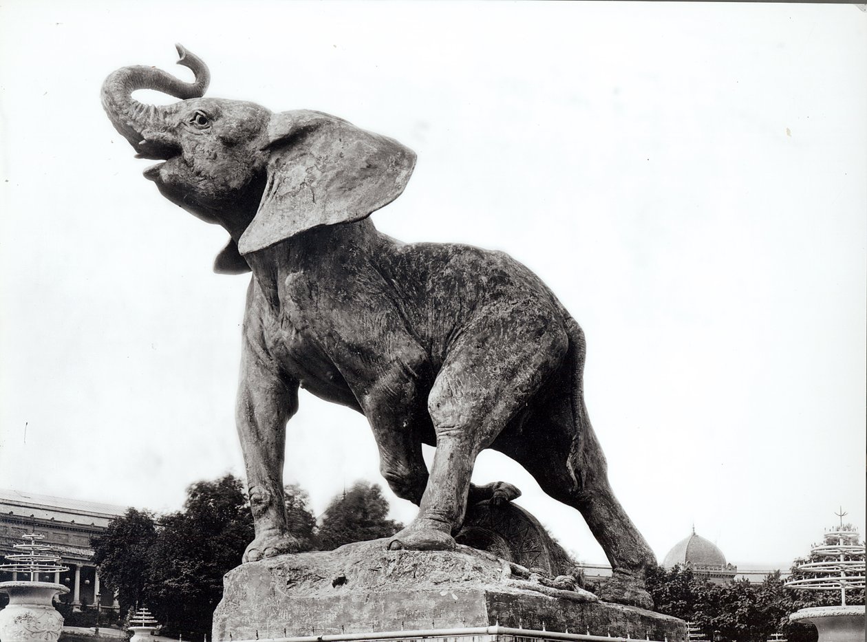 Emmanuel Fremiet (1824-1910) a fiatal elefántot csapdába ejtette (1878) a Trocadero-palota előtt, amelyet az egyetemes kiállításra építettek (1878), Párizs, 1888 alkotó: Adolphe Giraudon