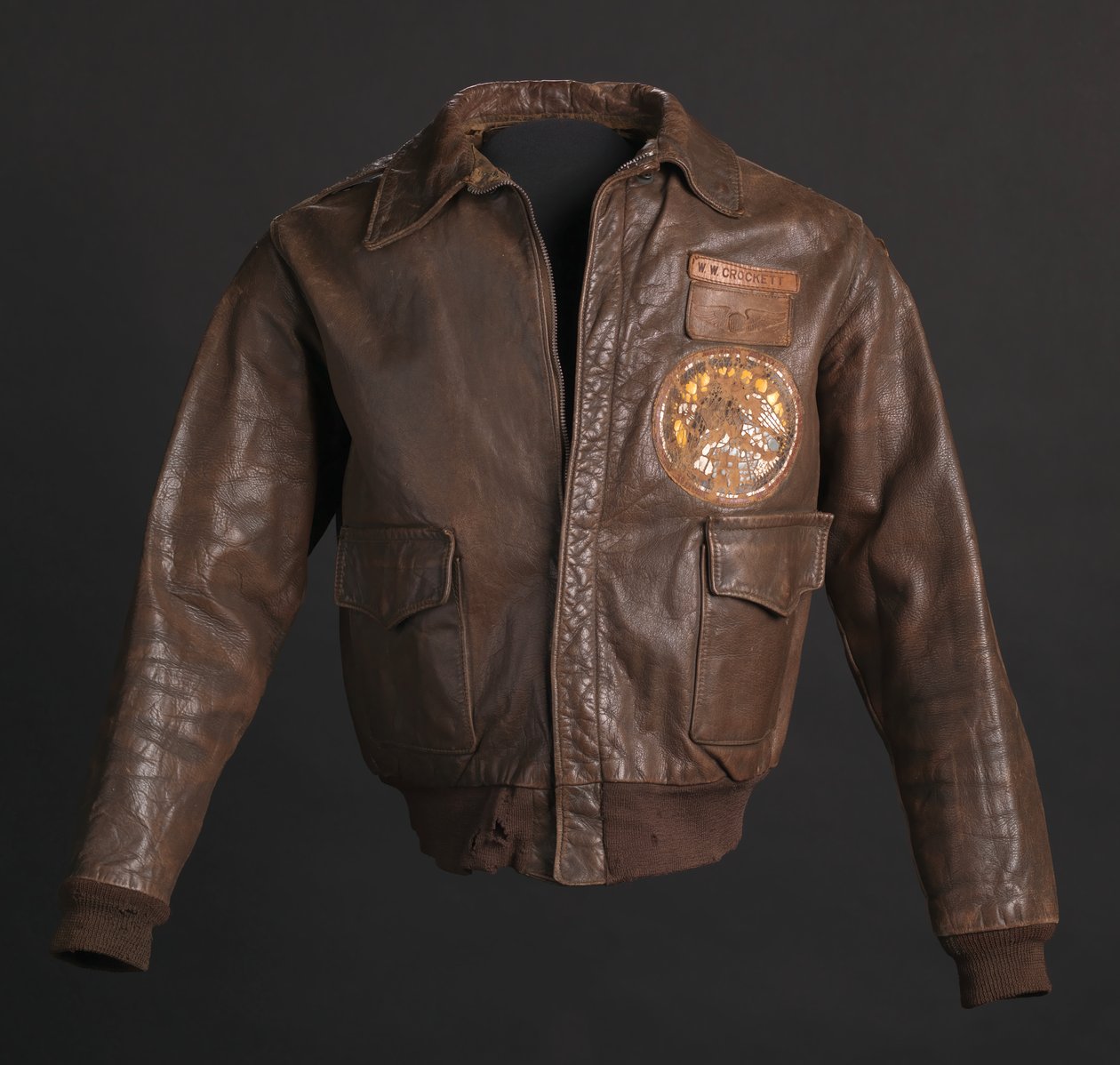 Tuskegee Airman repülőkabát, amelyet Woodrow W. Crockett alezredes viselt, 1942. alkotó: Aero Leather Clothing Co.
