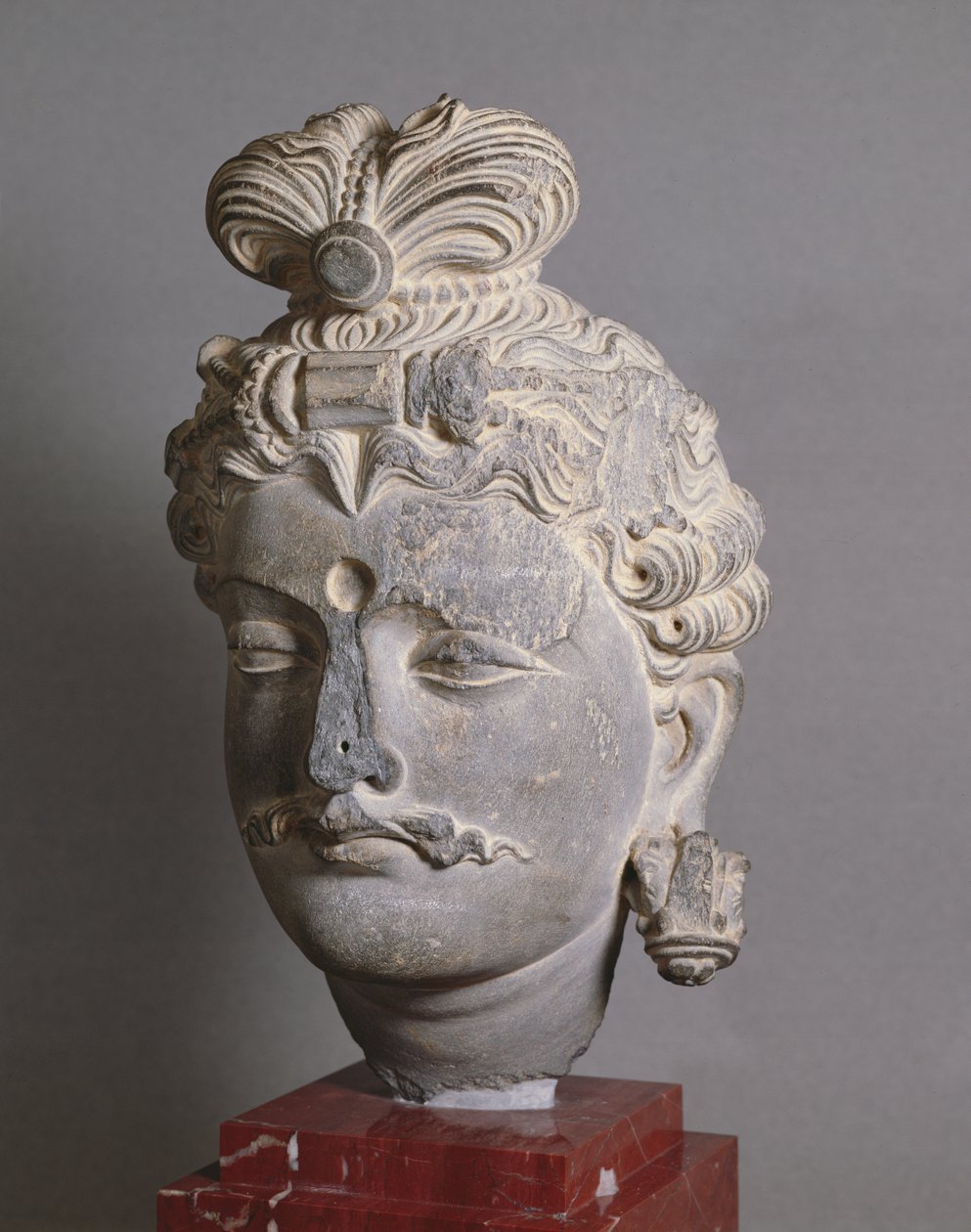 Egy bodhiszattva feje, görög-buddhista stílusban, Bunerből, 2. század (pala) alkotó: Afghan School