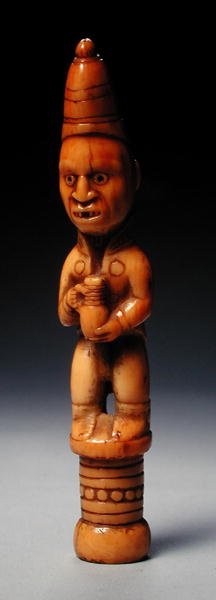 Európai ruhás figura, kezében egy német kőedénykancsó, Kongó, 19. század eleje (elefántcsont) alkotó: African