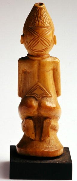 Térdelő nő, Kongó (elefántcsont) (lásd még: 225802 és 225803) alkotó: African