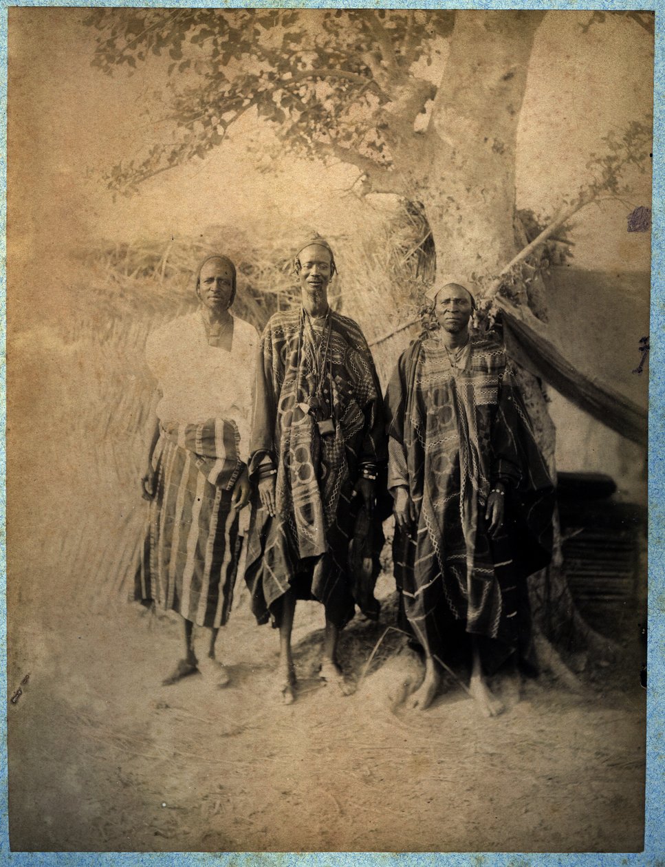 Három szenegáli férfi népviseletben (f/w fotó) alkotó: African