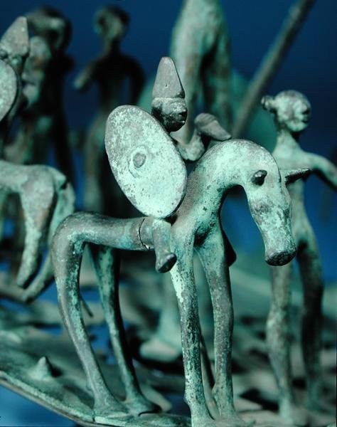 Ló és lovas másolata egy ünnepi bronzszoboron az ausztriai Strettwegből (bronz) alkotó: Age Iron