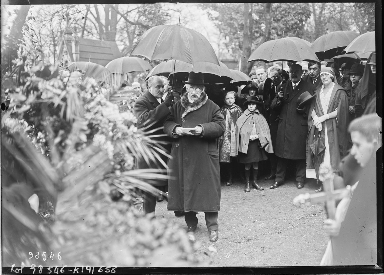 Georges-Victor Hugo temetése, Gustave Simon beszéde a Père-Lachaise temetőben alkotó: Agence Rol