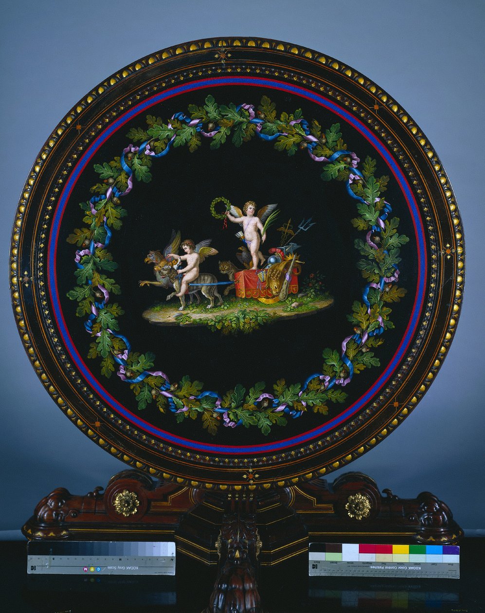 Középső asztal mikromozaik lappal, "Love Triumphant" alkotó: Agostino Francesangeli