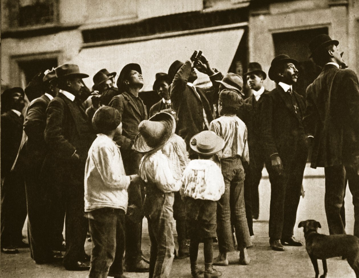 Utcai tömeg Mexikóvárosban, a Halley-üstököst figyelve, 1910. április alkotó: Agustin Victor Casasola