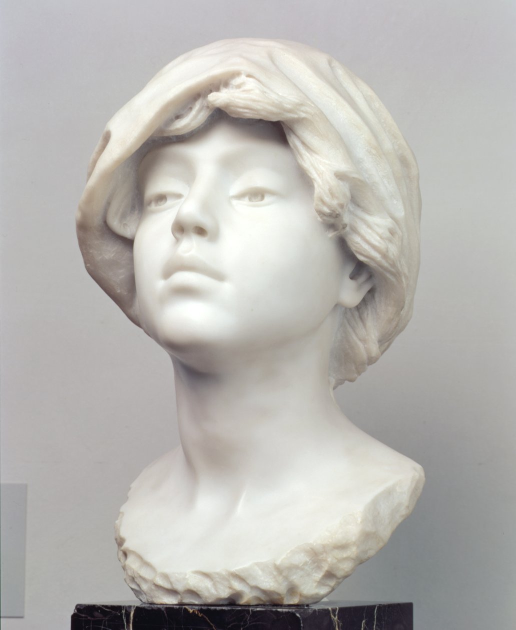 Fiatal lány egy ficsúrban, 1890-es évek eleje (márvány) alkotó: Aime Jules Dalou